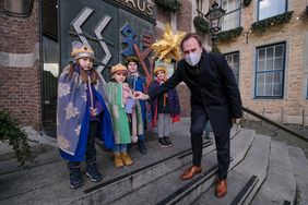 Oberbürgermeister Dr. Stephan Keller füllte die Sammelbüchse der Sternsinger vor dem Rathaus, Foto: M. Gstettenbauer.