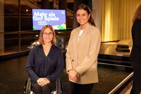 Die Düsseldorfer Botschafterinnen Sandra Mikolaschek und Selin Oruz (r.) Foto: Kenny Beele