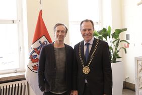 Oberbürgermeister Dr. Stephan Keller (r.) hat am Freitag, 26. Mai, Oscarpreisträger Volker Bertelmann im Jan-Wellem-Saal des Düsseldorfer Rathauses empfangen. Fotos: Lammert