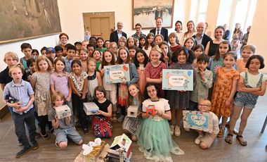 Oberbürgermeister Dr. Stephan Keller hat am Donnerstag, 1. Juni, die Preisträger des Kunstwettbewerbs "DIE KLEINE" im Düsseldorfer Rathaus empfagen. Foto: Meyer