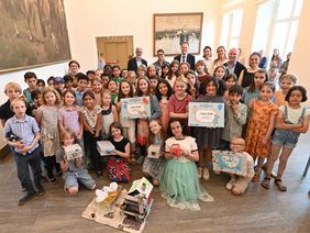 Oberbürgermeister Dr. Stephan Keller hat am Donnerstag, 1. Juni, die Preisträger des Kunstwettbewerbs "DIE KLEINE" im Düsseldorfer Rathaus empfagen. Foto: Meyer