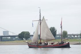 Das SchifffahrtMuseum feiert 40 Jahre im Schlossturm und der Freundeskreis 70 Jahre seit seiner Gründung. Als besonderes Geschenk wurde die "Helena" leihweise nach Düsseldorf geholt. Alle Fotos: Young