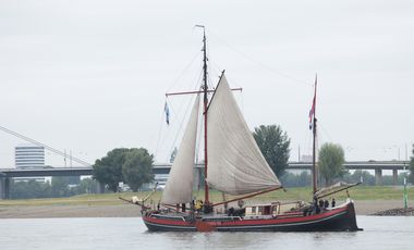 Das SchifffahrtMuseum feiert 40 Jahre im Schlossturm und der Freundeskreis 70 Jahre seit seiner Gründung. Als besonderes Geschenk wurde die "Helena" leihweise nach Düsseldorf geholt. Alle Fotos: Young