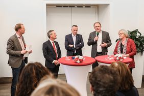 Arbeitnehmerempfang aus Anlass des "Tags der Arbeit" im Rathaus (von links): Moderator Christian Zeelen, Thomas Geisel, Klaus Klar, Gregor Berghausen und Sigrid Wolf. Foto: Melanie Zanin