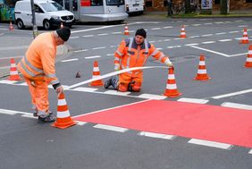 Wie hier an der Kreuzung Oberbilker Allee/Kruppstraße werden ab sofort an 13 Verkehrsknoten Radverkehrsfurten rot eingefärbt. © Landeshauptstadt Düsseldorf |  Michael Gstettenbauer 