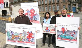 Stellten Illustrationen zur Fahrradstadt Düsseldorf von Jacques Tilly vor: Der Künstler selbst, Verkehrsdezernentin Cornelia Zuschke, David Salomo aus dem Tilly-Team und Martin Volkenrath, Vorsitzender des Ordnungs- und Verkehrsausschusses (v.l.n.r.) ©