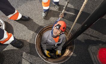 Umwelttechnolog*in für Rohrleitungsnetze & Industrieanlagen bei der Arbeit