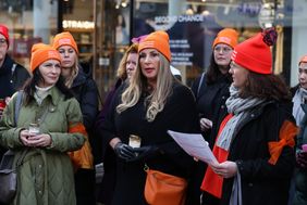 Düsseldorf bekennt Farbe: Rund um den Internationalen Tag gegen Gewalt an Frauen setzt die Landeshauptstadt mit zahlreichen Aktionen, hier die Mahnwache, ein klares Zeichen, Foto: Young.