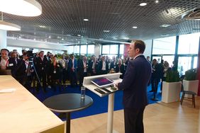 Oberbürgermeister Dr. Stephan Keller bei seiner Rede auf dem gut besuchten Messestand, Foto: Krudewig.