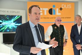 Oberbürgermeister Dr. Stephan Keller bei der Eröffnung des Showrooms von Retail+ DUS. © LHD/Michael Lübke