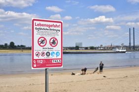 Um vor den Gefahren des Badens im Rhein zu warnen, hat die Landeshauptstadt fest installierte Metallschilder angebracht. Foto: Landeshauptstadt Düsseldorf/Claus Langer