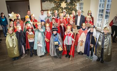 Bürgermeister Günter Karen-Jungen (rechts mittig) und Christian Killing, Beauftragter für Jugendseelsorge (hinten links) mit den Sternsingern. Foto: Melanie Zanin