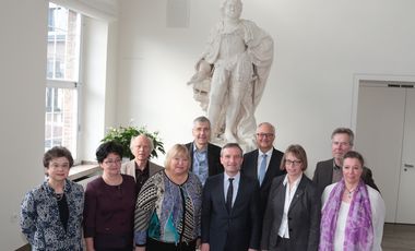 OB Geisel beim Empfang mit den Gästen der Moskauer Gewerkschaft Bildung und Wissenschaft - links neben ihm: Marina Iwanova (Vorsitzende) und Irina Levchenko (Bereichsleiterin Internationales), neben ihm rechts: Dorothea Schäfer (Vorsitzende der GEW NRW