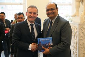 OB Thomas Geisel mit Anil Agrawal, Beigeordneter Sekretär des indischen Industrie- und Handelsministeriums in Delhi, bei der Übergabe des Buches "Düsseldorf Highlights" als Gastgeschenk. Foto: David Young