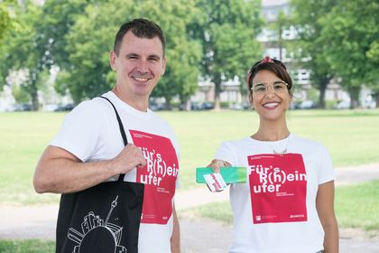 "Promotion-Teams" wie Angie Abdellatif (r.) und Igor Sanković sind während der warmen Jahreszeit im Auftrag der Landeshauptstadt im Einsatz.