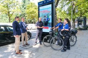 Die Dezernenten Christian Zaum und Dr. Michael Rauterkus (v.l.) stellen mit Peter Kurschat, Kevin Arntz und Lisa-Marie Gröning, die auf den Plakatmotiven zu sehen sind, die Kampagne vor. Foto: Landeshauptstadt Düsseldorf / Michael Gstettenbauer