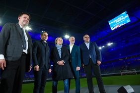 (v.l.): Stadtdirektor Burkhard Hintzsche, Turnierdirektor Philipp Lahm, Botschafterin Martina Voss-Tecklenburg, Michael Brill (CEO D.LIVE), Andreas Mex Schär (CEO EURO 2024 GmbH). Foto: Kenny Beele