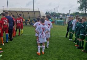 Die jungen Spieler von Fortuna Düsseldorf gehen auf das Spielfeld.