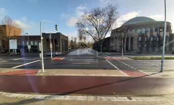 Foto vom neuen RAdweg am Joseph-Beuys-Ufer und die neu ausgebaute Querung zur Oederallee