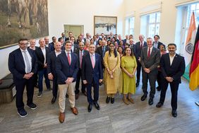 Wirtschaftsdezernent Christian Zaum empfängt die Vorstandsdelegation im Rathaus ©Stadt Düsseldorf/Claus Langer