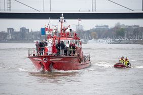 Der Nikolaus kam am Mittwoch, 6. Dezember, mit dem Feuerlöschboot am Rheinufer an. Foto: Uwe Schaffmeister