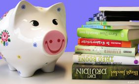 Sparschwein und Bücherstapel