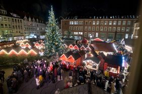 Die Stände und Hütten des Weihnachtsmarktes haben ab sofort täglich - mit Ausnahme Totensonntag, 24. November und 1. Weihnachtstag, 25. Dezember - bis zum 30. Dezember geöffnet.