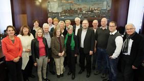 Bürgermeister Günter Karen-Jungen begrüßt die Mitglieder des RGRE im Düsseldorfer Rathaus. Foto: Ingo Lammert