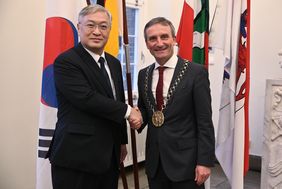 Oberbürgermeister Thomas Geisel (rechts) empfing den Generalkonsul der Botschaft der Republik Korea, Dooyoung Lee, im Rathaus. Foto: David Young