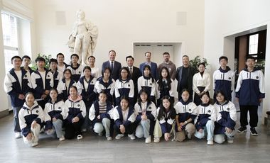 Oberbürgermeister Dr. Stephan Keller und der chinesische Generalkonsul Du Chunguo begrüßten die Schülerinnen und Schüler aus Chongqing am Freitag, 27. September 2024, im Rathaus. Foto: Ingo Lammert