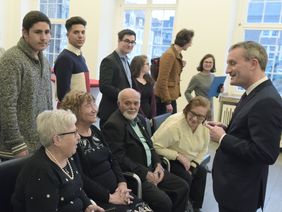 Oberbürgermeister Thomas Geisel (rechts) im Gespräch mit Überlebenden des Holocausts und ihren Enkeln im Jan-Wellem-Saal des Rathauses. Foto: Wilfried Meyer