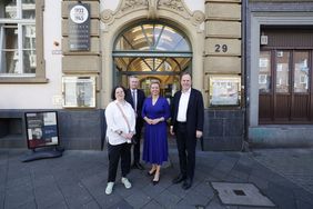 OB Dr. Stephan Keller mit Ina Brandes, Ministerin für Kultur und Wissenschaft des Landes NRW, Dr. Bastian Fleermann, Leiter der Mahn- und Gedenkstätte, und Hildegard Jakobs, stellv. Leiterin, (v.r.) Foto: LHD/David Young
