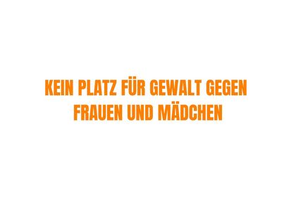 Oranger Schriftzug "Kein Platz für Gewalt gegen Frauen und Mädchen" auf weißem Hintergrund