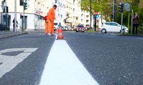 Die Markierungsarbeiten auf der Prinz-Georg-Straße werden voraussichtlich heute, 11. April, abgeschlossen. Morgen, 12. April, beginnen die Arbeiten auf der Merowingerstraße. Foto: Uwe Schaffmeister 