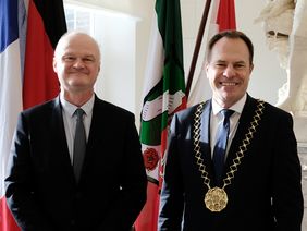 Der französische Generalkonsul Dr. Etienne Sur (links) mit Oberbürgermeister Dr. Stephan Keller bei seinem Antrittsbesuch im Rathaus, Foto: Meyer.