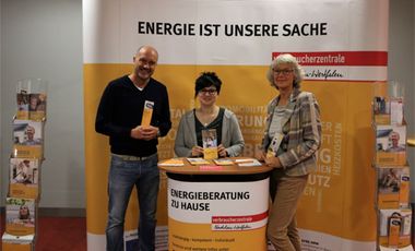 Die Verbraucherzentrale NRW geht in die Betriebe und bietet Energieberatung für Mitarbeiterinnen und Mitarbeiter an © Verbraucherzentrale NRW