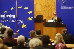 Oberbürgermeister Thomas Geisel bei seinem Grußwort, Foto: David Young