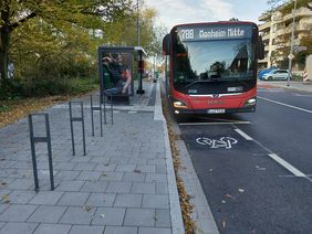 Früher als geplant konnten jetzt die Bauarbeiten an der Hildener Straße abgeschlossen werden. Die Bushaltestellen "Benrath Betriebshof" und "Schimmelpfennigstraße" wurden barrierefrei umgebaut. © Landeshauptstadt Düsseldorf/Amt für Verkehrsmanagement