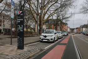 Eine Fahrradstation und eine Reparaturstation gehören zur Mobilitätsstation am Apostelplatz. © Connected Mobility Düsseldorf