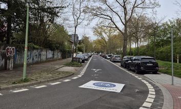 Foto von Limburgstraße mit einem Fahrradstraßenpiktogramm und neuen Randmarkierungen.