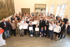 Gruppenbild der Geehrten im Jan-Wellem-Saal des Rathauses; Foto: Lammert