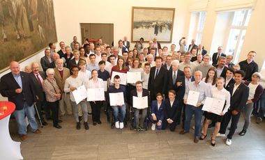 Gruppenbild der Geehrten im Jan-Wellem-Saal des Rathauses; Foto: Lammert