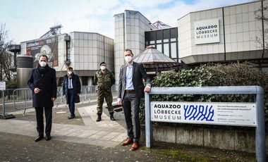 OB Dr. Stephan Keller (l.) sprach mit Stadtdirektor Burkhard Hintzsche (2. v. l.) und Aquazoodirektor Dr. Jochen Reiter (r.) Oberstleutnant Bernd Höppner (2. v. r.), stellvertretend für alle eingesetzten Soldatinnen und Soldaten, seinen Dank aus 