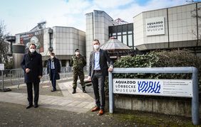 OB Dr. Stephan Keller (l.) sprach mit Stadtdirektor Burkhard Hintzsche (2. v. l.) und Aquazoodirektor Dr. Jochen Reiter (r.) Oberstleutnant Bernd Höppner (2. v. r.), stellvertretend für alle eingesetzten Soldatinnen und Soldaten, seinen Dank aus 