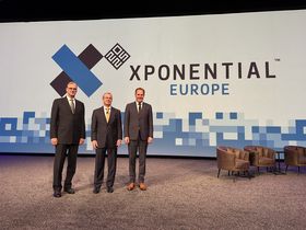 Wolfram Diener (CEO Messe Düsseldorf), Brian Wynne (CEO AUVSI) und Oberbürgermeister Dr. Stephan Keller (v.l.) auf der XPONENTIAL in Denver, Foto: LHD.