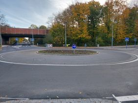 Früher als geplant konnten jetzt die Bauarbeiten an der Hildener Straße abgeschlossen werden: Am Knotenpunkt Hildener Straße/Am Buchholzer Busch sorgt ein moderner Kreisverkehr nun für mehr Sicherheit und einen besseren Verkehrsfluss. © Landeshauptstadt Düsseldorf/Amt für Verkehrsmanagement