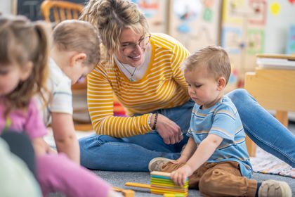 Erzieherin spielt mit Kindern, Foto: iStock, FatCamera