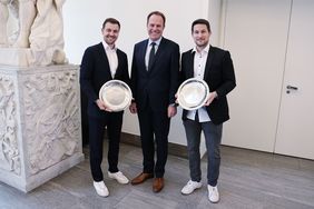 Anlässlich der erreichten Erfolge bei der Tischtennis-WM hat Oberbürgermeister Dr. Stephan Keller Timo Boll (links) und Kristian Karlsson gratuliert und den beiden Spielern jeweils einen gravierten Stahlteller als Geschenk überreicht. Foto: Young