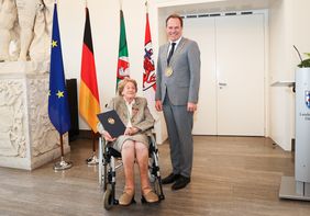 Dr. Ulrike Frey ist das Bundesverdienstkreuz verliehen worden. Oberbürgermeister Dr. Stephan Keller hat die Auszeichnung im Düsseldorfer Rathaus überreicht. Foto: Landeshauptstadt Düsseldorf/Melanie Zanin