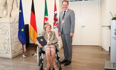 Dr. Ulrike Frey ist das Bundesverdienstkreuz verliehen worden. Oberbürgermeister Dr. Stephan Keller hat die Auszeichnung im Düsseldorfer Rathaus überreicht. Foto: Landeshauptstadt Düsseldorf/Melanie Zanin